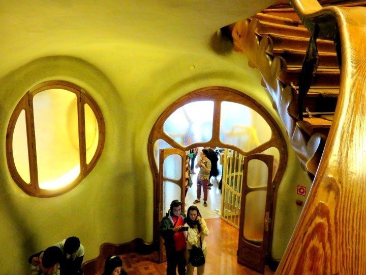 入口和弯曲的楼梯——安东尼·高迪的巴特洛之家——项目完成于1904年至1906年，位于巴塞罗那市中心的格拉西亚区