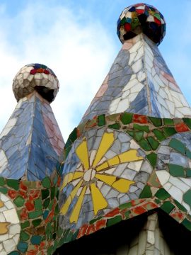 由加泰罗尼亚建筑师安东尼·高迪设计的Batllo Casa的Trencadis马赛克瓷砖烟囱，位于西班牙加泰罗尼亚巴塞罗那中部