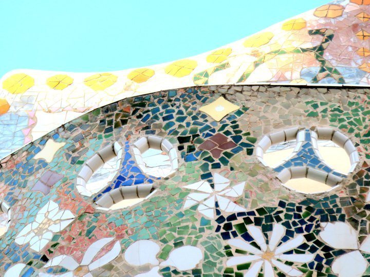 安东尼·高迪在西班牙巴塞罗那市中心的巴特罗之家经常使用碎砖马赛克