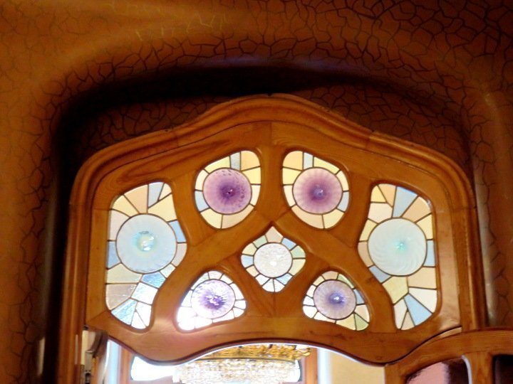 加泰罗尼亚建筑师安东尼·高迪的灵感来自自然——在许多设计中使用曲线——木框彩色玻璃窗
