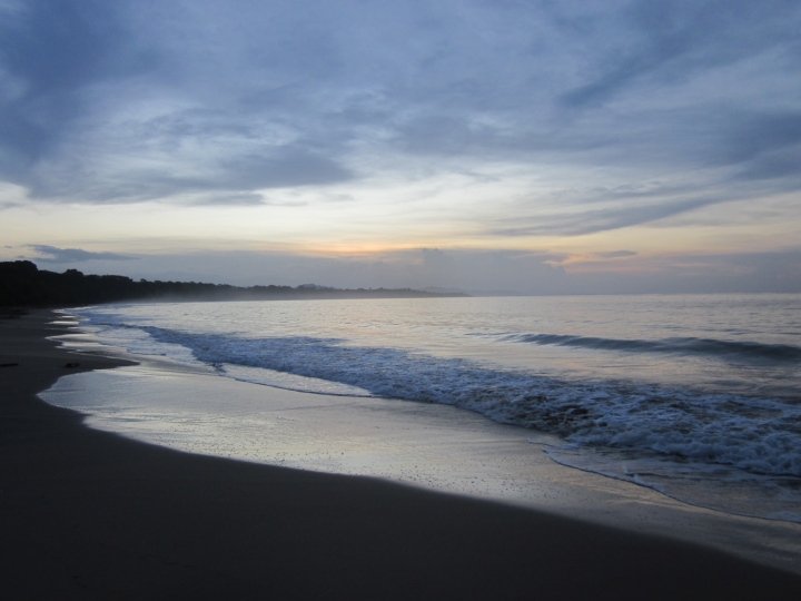 加勒比海沿岸的哥斯达黎加曼萨尼约海滩上的日落
