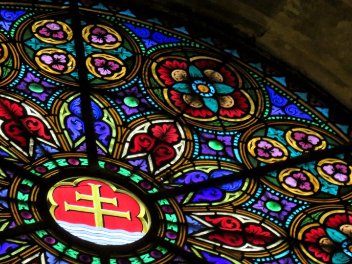 西班牙巴塞罗那哥特区加泰罗尼亚广场附近圣安娜教堂的彩色玻璃窗细节