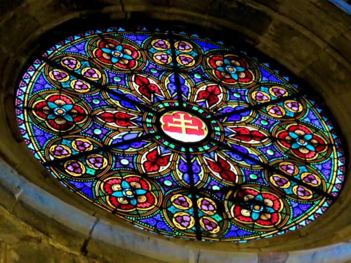 西班牙加泰罗尼亚地区巴塞罗那Barri Gotic社区圣安娜教堂的彩色玻璃窗