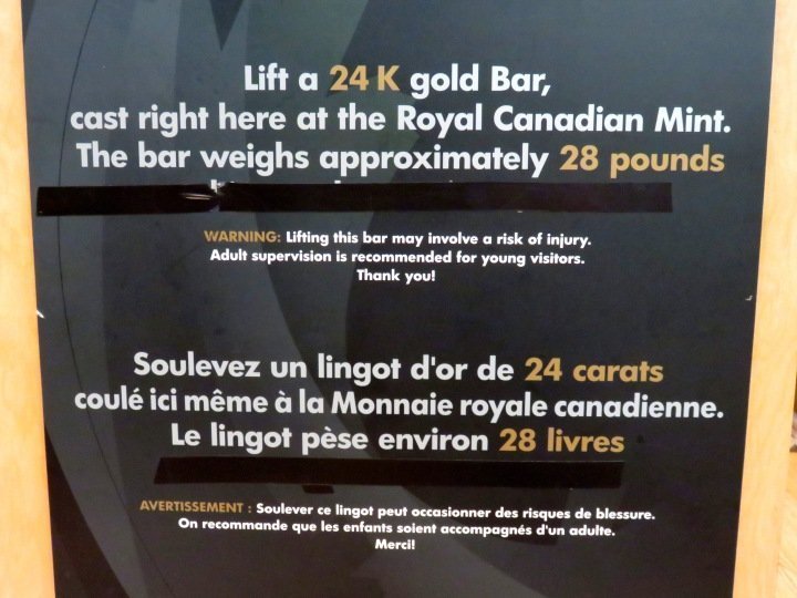 在加拿大安大略省渥太华的加拿大皇家造币厂，手里拿着一条24K金条