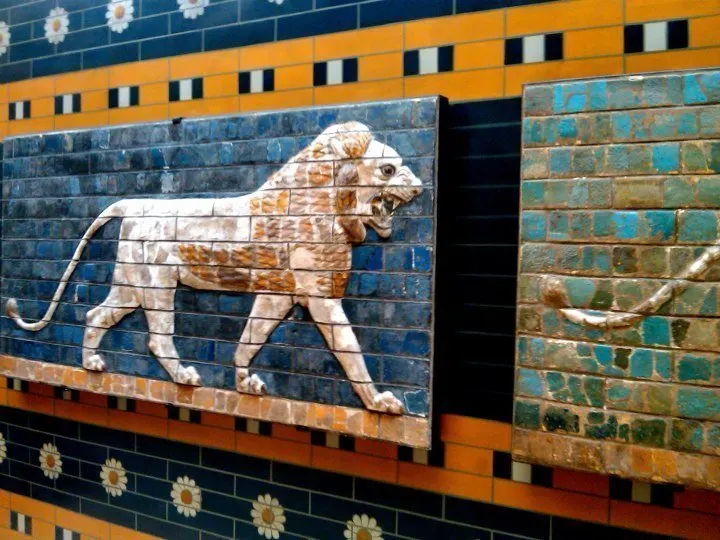 在伊斯坦布尔考古博物馆，狮子吼叫着沿着伊什塔尔门行进
