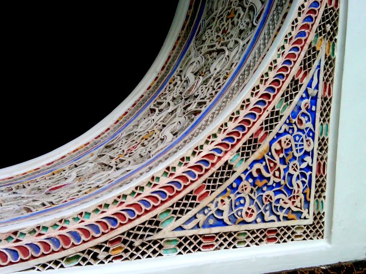 精致的几何图案雕刻在石膏上，涂上鲜艳的颜色- Dar Si Said(摩洛哥艺术博物馆)马拉喀什
