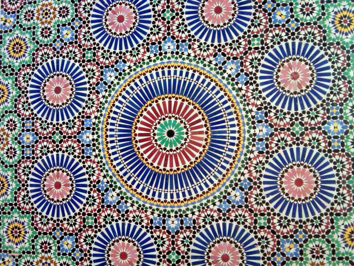 在摩洛哥马拉喀什马拉喀什博物馆，游客可能会迷失在迷人的瓷砖设计中