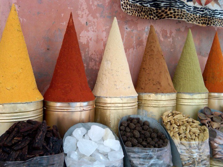 在旅行中迷路-享受在摩洛哥马拉喀什探索麦地那时迷路的乐趣- Jemaa el-Fnaa广场附近展示的香料
