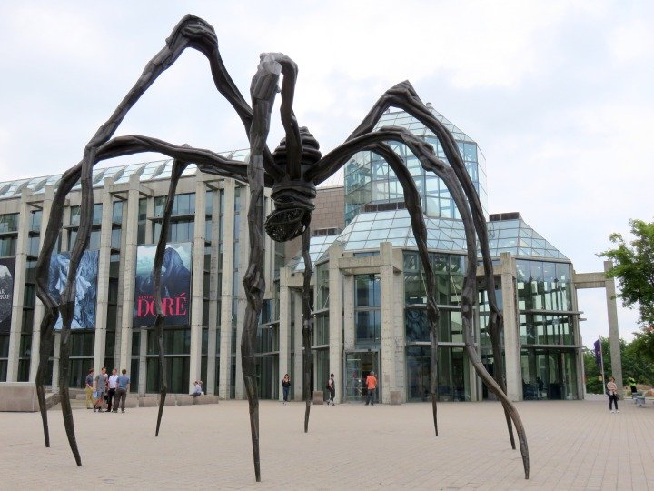 加拿大国家美术馆-由路易斯·布尔乔亚创作的巨型蜘蛛“妈妈”雕塑