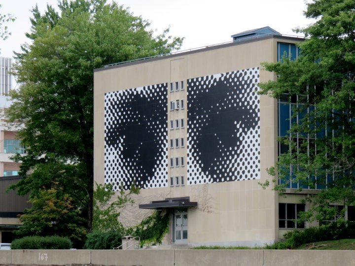 公共艺术——在加拿大渥太华里多运河沿岸的一座建筑上画上眼睛
