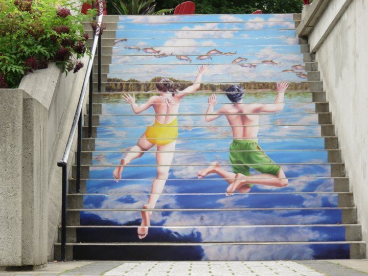渥太华的公共艺术——里多运河——孩子们和飞鱼一起跳进水里——画好的楼梯