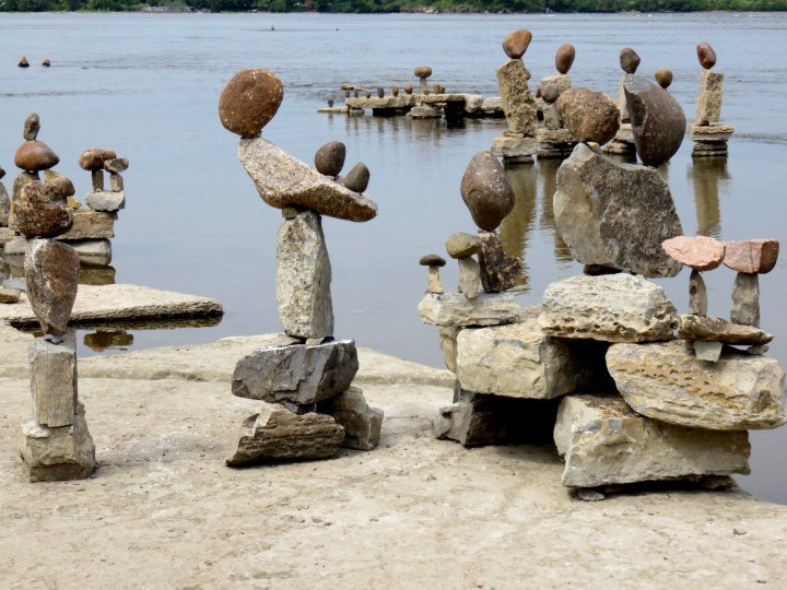 雷米克急流的渥太华河岩石艺术——在西部小路上举行的年度户外艺术展览