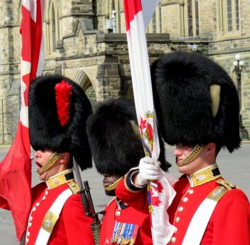 渥太华国会山上五彩缤纷的卫兵换岗仪式