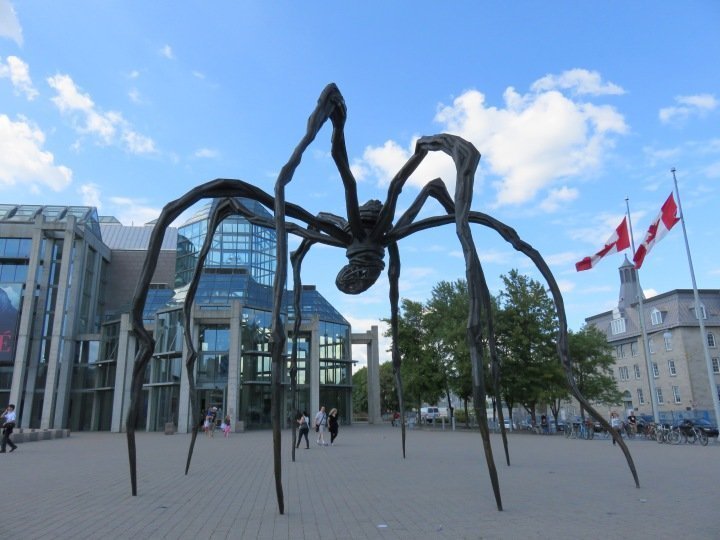加拿大安大略省渥太华的巨型蜘蛛雕塑-渥太华公共艺术-路易丝·布尔乔亚的《妈妈》
