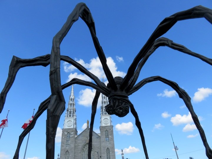 露易丝·布尔乔亚的蜘蛛雕塑Maman坐落在加拿大国家美术馆外