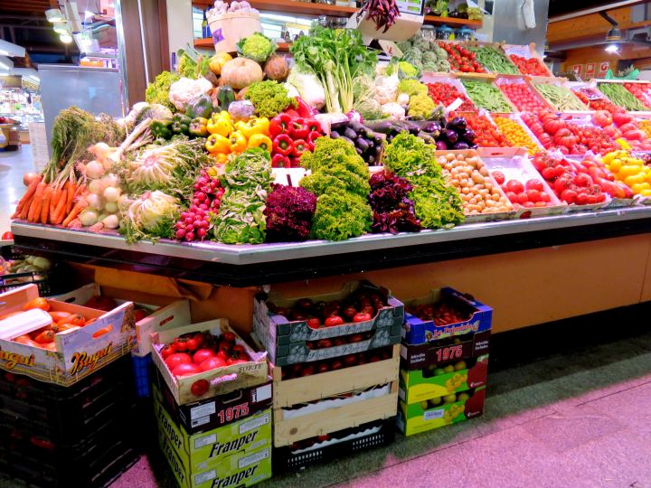 巴塞罗那的La Ribera区-最好的食品市场是位于Av. Francesc Cambó的Santa Caterinia市场