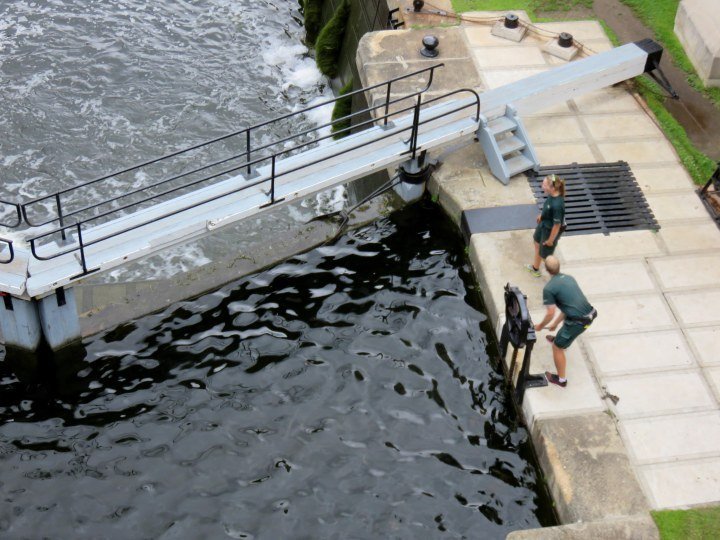 渥太华船闸被联合国教科文组织列为世界遗产的里多运河，自1832年起由专人操作