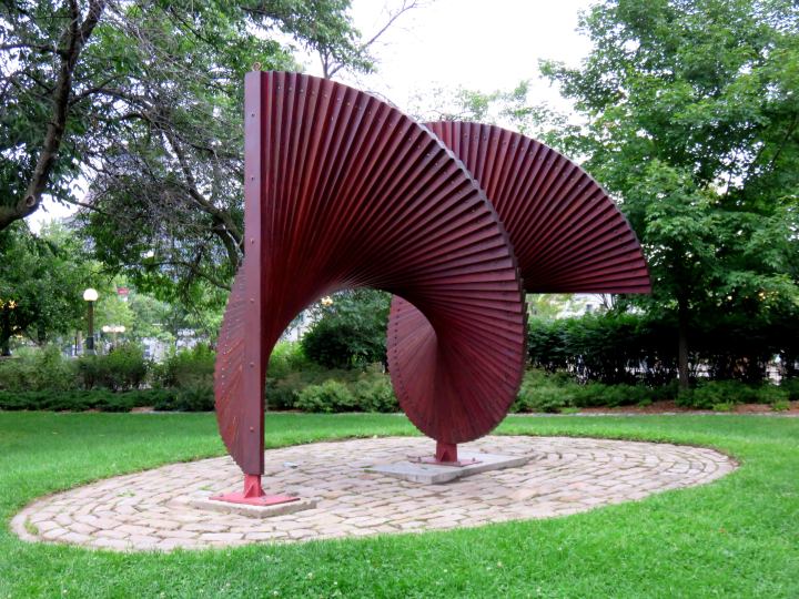 渥太华的公共艺术——亚历克斯·怀斯和肯·行会设计的扭曲1.5——梅杰山公园