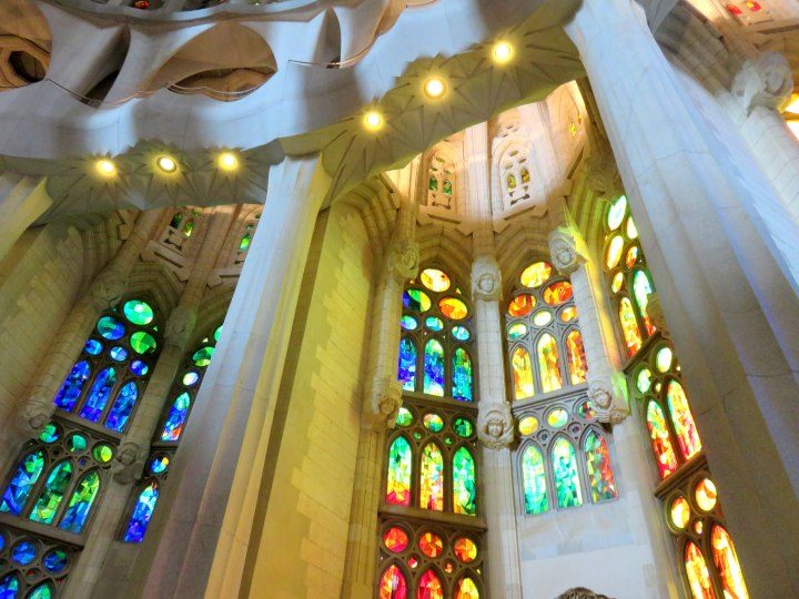 巴塞罗那圣家堂彩色玻璃——巴塞罗那最受欢迎的旅游景点是圣家堂