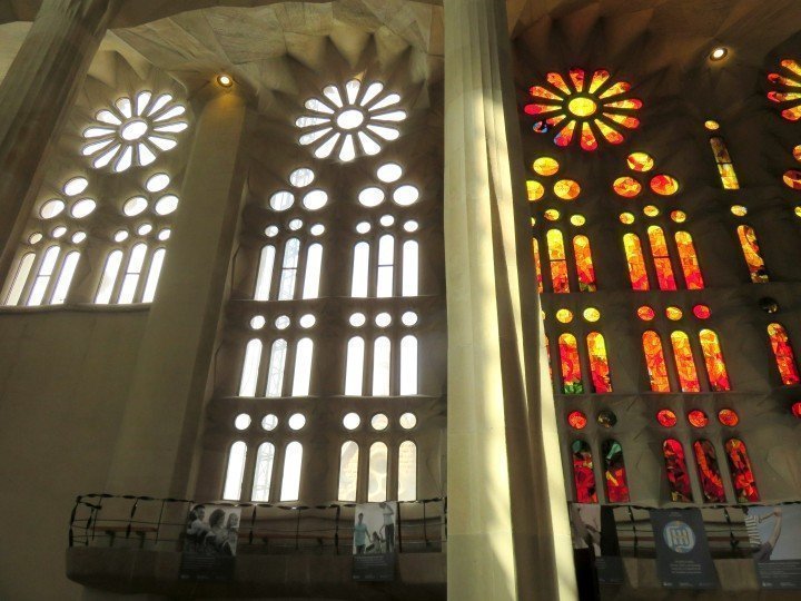 圣家堂始建于1882年，至今仍有彩色玻璃窗