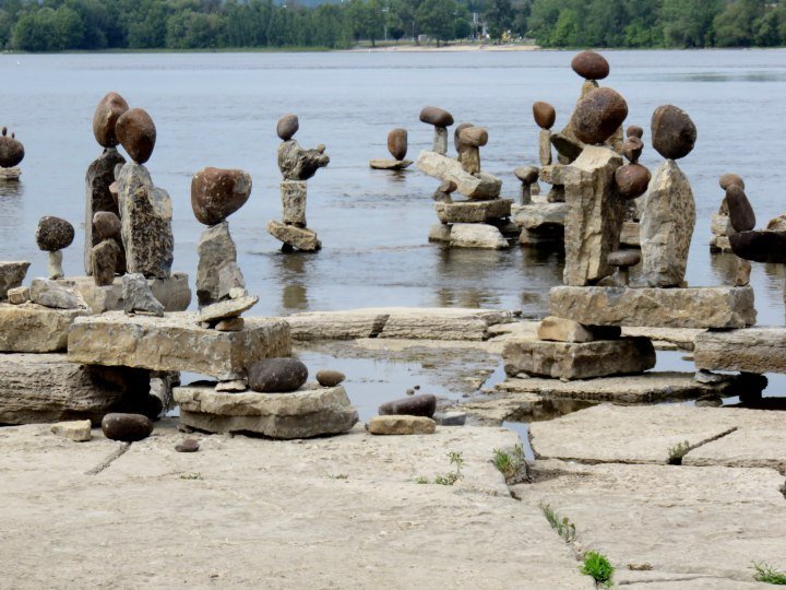 渥太华河上展出的岩石艺术