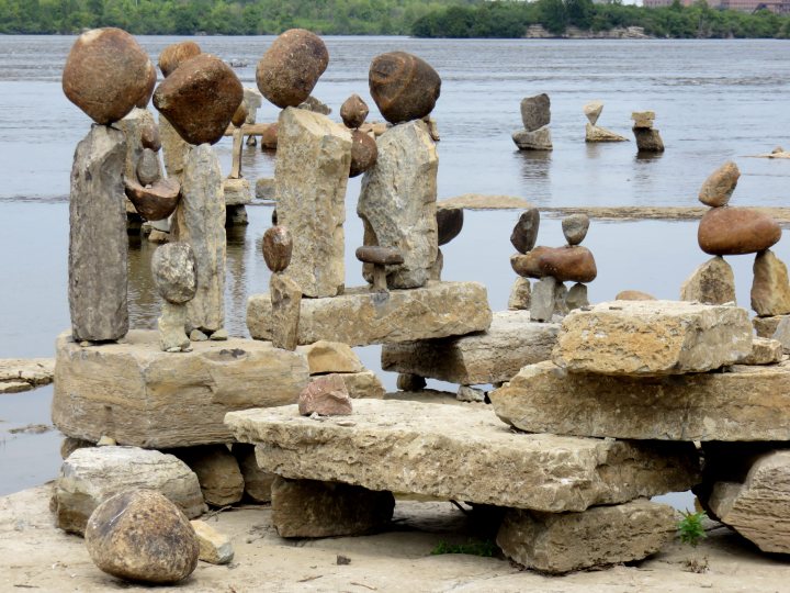 岩石艺术Remic急流渥太华河-平衡艺术世界国际