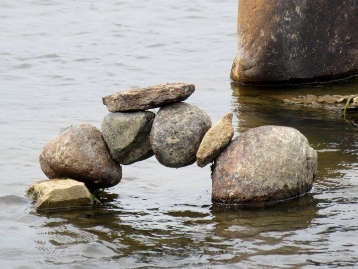 岩石艺术Remic急流渥太华河-每年的艺术岩石展览在夏天