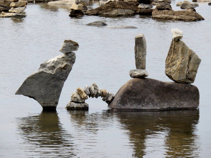 岩石艺术Remic激流渥太华河-岩石相互平衡形成的岩层-渥太华河沿岸的年度活动