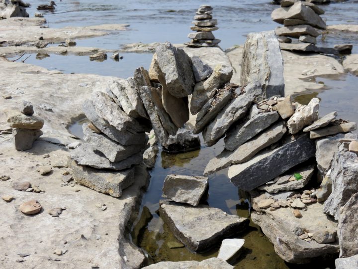 岩石艺术雷米克急流渥太华河-由石头制成的拱门-年度岩石艺术展览的一部分
