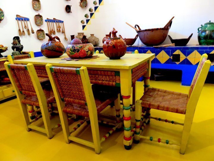 弗里达·卡罗博物馆-墨西哥城科约阿坎-明亮的蓝色和黄色厨房
