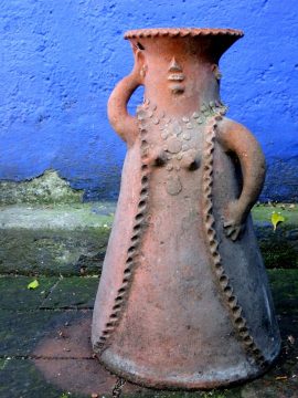 女性泥塑人物-弗里达·卡罗博物馆庭院-墨西哥城科约阿坎