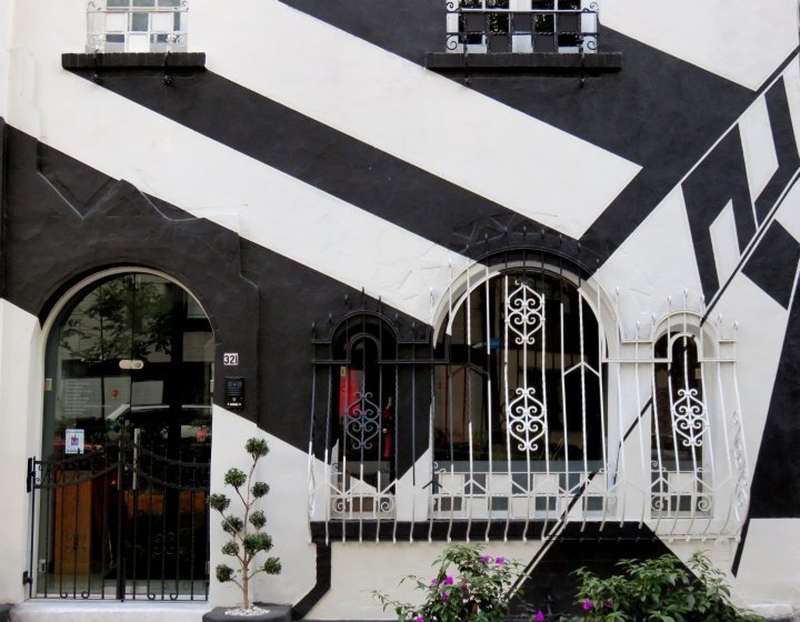 墨西哥城的La Condesa社区，黑白相间的时尚建筑。