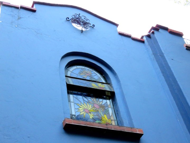装饰艺术的蓝色建筑和彩色玻璃窗。