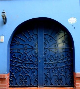 墨西哥城La Condesa地区的蓝色拱形门。