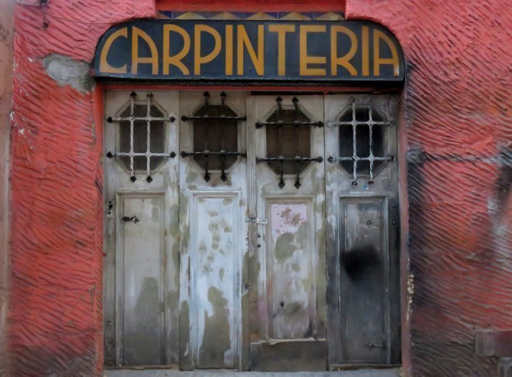 墨西哥城La Condesa社区一扇门上的卡平特里亚标志