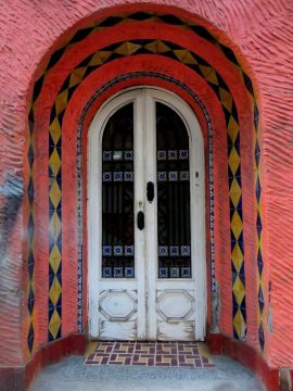 装饰艺术风格的门和拱形凹室。