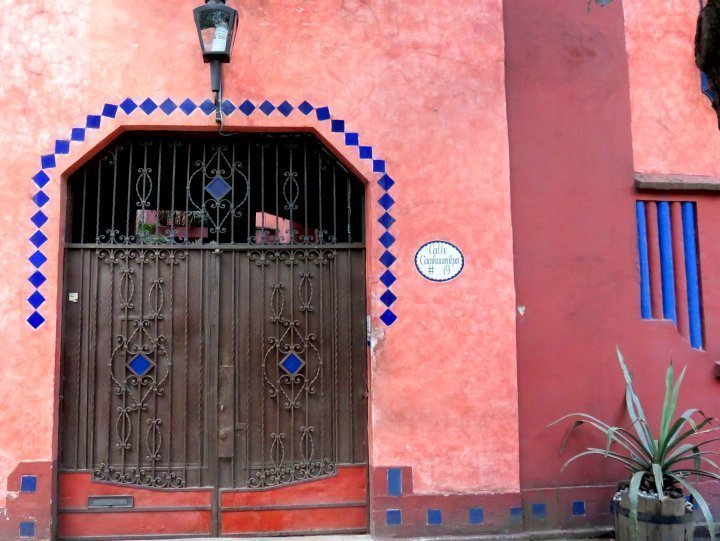 门上有蓝色瓷砖的砖墙。