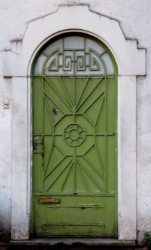 白色框架装饰绿色门。