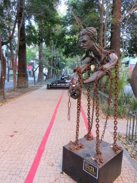 一个被铁链包裹的男人雕塑。