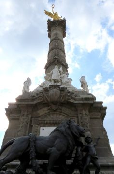 墨西哥城——一个值得漫步的奇妙城市——改革大道上有几座纪念碑，包括独立天使