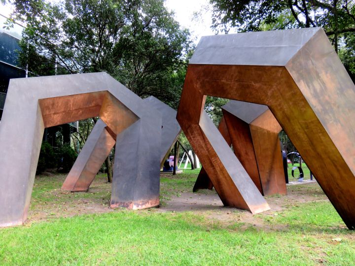 墨西哥城之旅- Chapultepec公园的现代艺术博物馆设有一个户外雕塑花园-由雕塑家Hersua创作的Ovi