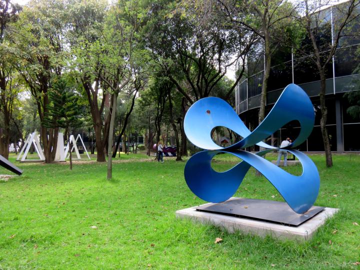 墨西哥城当代艺术-现代艺术博物馆的户外雕塑画廊-萨尔瓦多·曼萨诺- Oscilacion tangencial