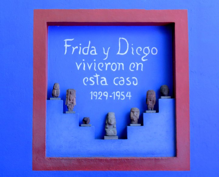 118bet金博宝墨西哥城-位于科约阿坎附近的弗里达·卡罗博物馆，她在那里长大，后来与迭戈·里维拉一起生活