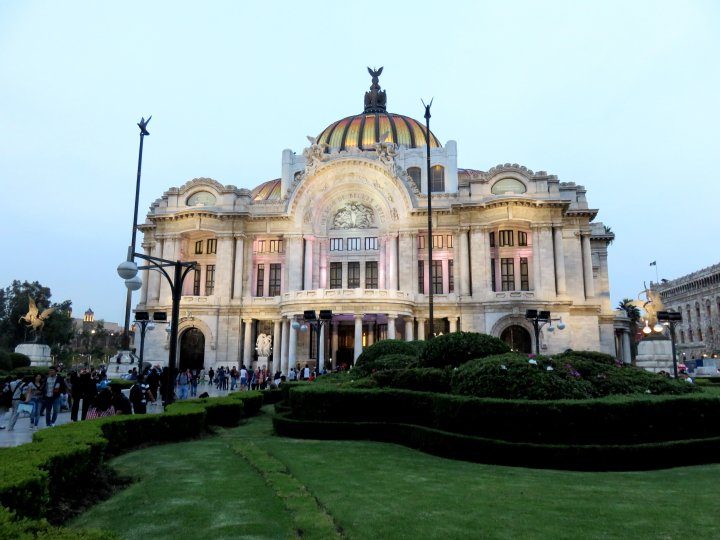 墨西哥城贝拉艺术宫是一座美丽的建筑，是你在墨西哥游玩的一周必去的地方