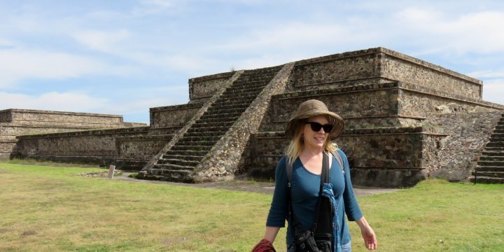 苏珊·摩尔在墨西哥特奥蒂瓦坎考古遗址报道。