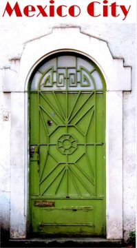 墨西哥城市装饰绿色门在白色框架和墙壁。