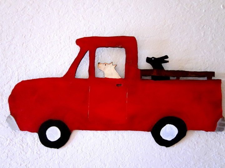 威斯康星州艺术家特蕾莎·布泽克在皮卡车上兜风的狗