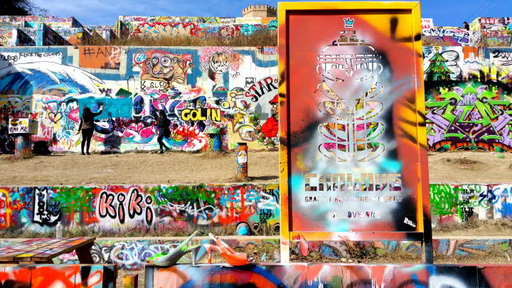 德克萨斯州奥斯汀的涂鸦墙——城堡山涂鸦公园的混凝土画布——贝勒和德克萨斯州奥斯汀市中心的11号街