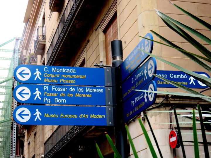 在巴塞罗那四处走走——蓝色的指示牌指向城市各处的热门旅游景点