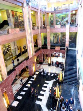 墨西哥城独自旅行——贝拉艺术博物馆有几幅壁画，包括迭戈·里维拉的《人，宇宙中心》——在这张照片的右上方